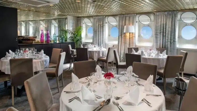 Restaurant avec vue mer à bord du bateau en Italie du Sud