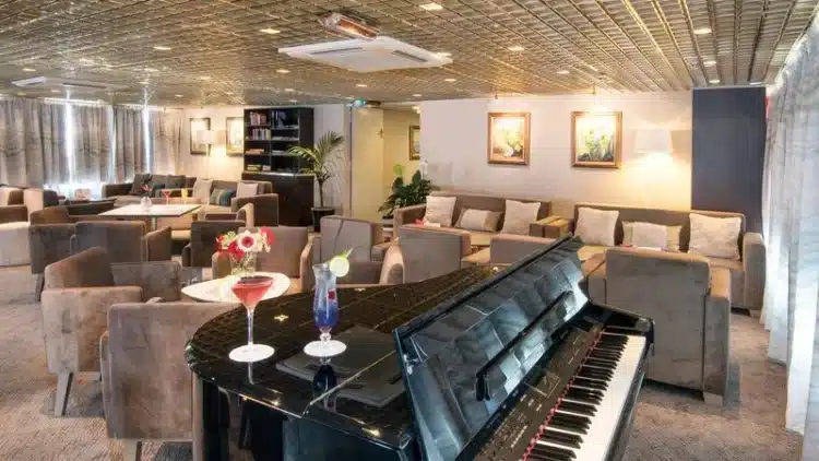 Salon élégant du bateau de croisière en Italie du Sud avec piano à bord
