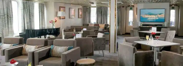 Salon avec piano-bar sur le bateau de la croisière Italie du Sud.