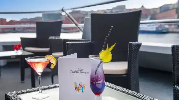 Cocktails servis sur la terrasse extérieure du bateau en Italie du Sud