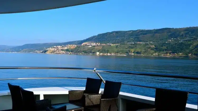 Vue mer depuis la terrasse du bateau en Italie du Sud