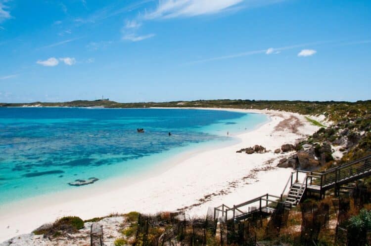 Plage de sable blanc et eau turquoise à Rottnest Island en Australie