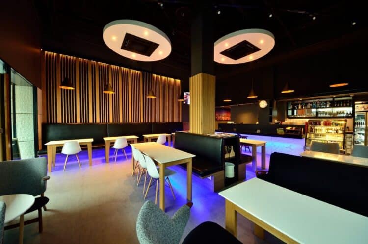 Salle de restaurant moderne de l’hôtel Bizotel Premier à Bangkok avec tables dressées