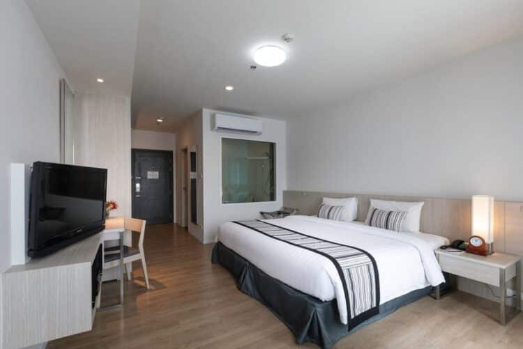 Chambre spacieuse et moderne de l’hôtel Classic Kameo à Bangkok avec lit king size