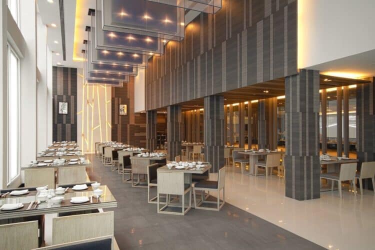 Salle de restaurant élégante de l’hôtel Classic Kameo à Bangkok