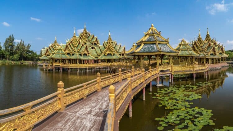 Pavillons dorés du Wat Phra Kaeo au Grand Palais de Bangkok sous un ciel bleu