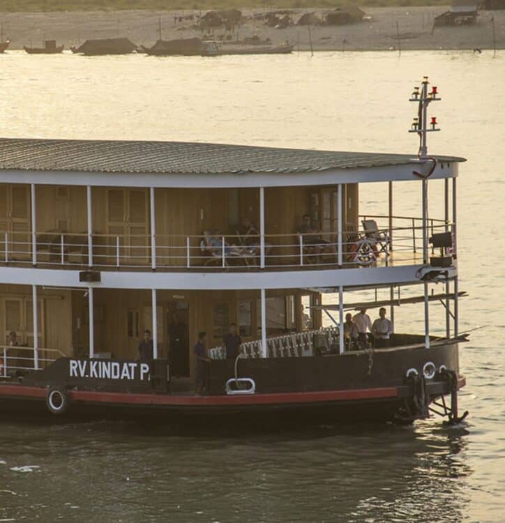 Bateau de croisière RV Kindat Pandaw naviguant sur le fleuve Brahmapoutre avec des passagers à bord.