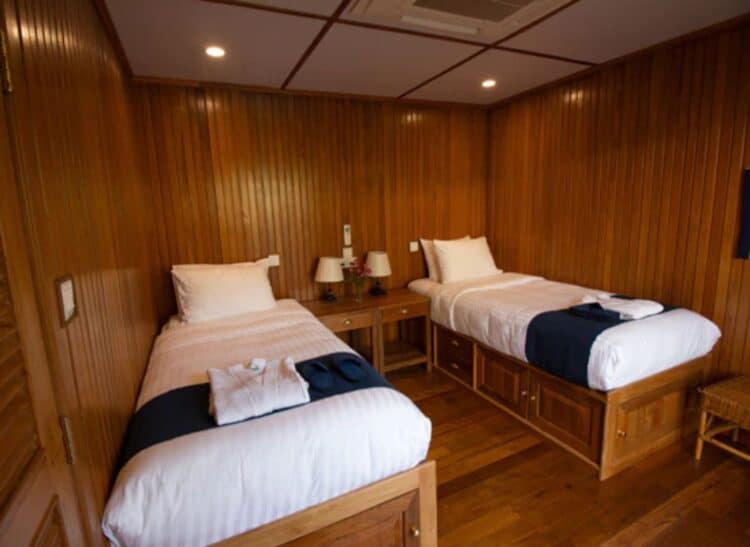 Cabine double en bois avec deux lits à bord du bateau de croisière RV Kindat Pandaw.