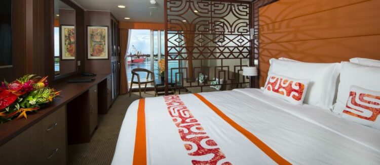 Cabine supérieure avec vue extérieure à bord d’un navire d’expédition aux Marquises