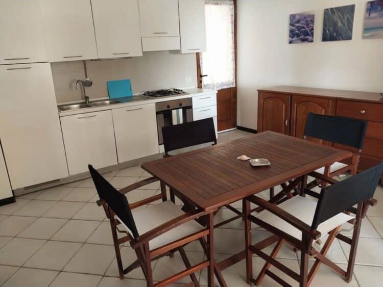 Cuisine équipée et coin repas à Ca Nicola au Cap-Vert.