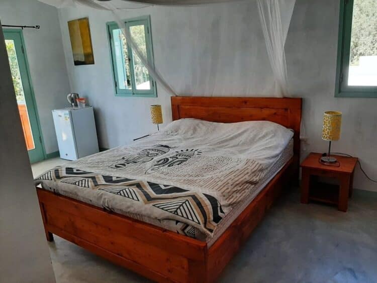 Chambre confortable à la Casa Baobab au Cap-Vert avec décoration sobre.