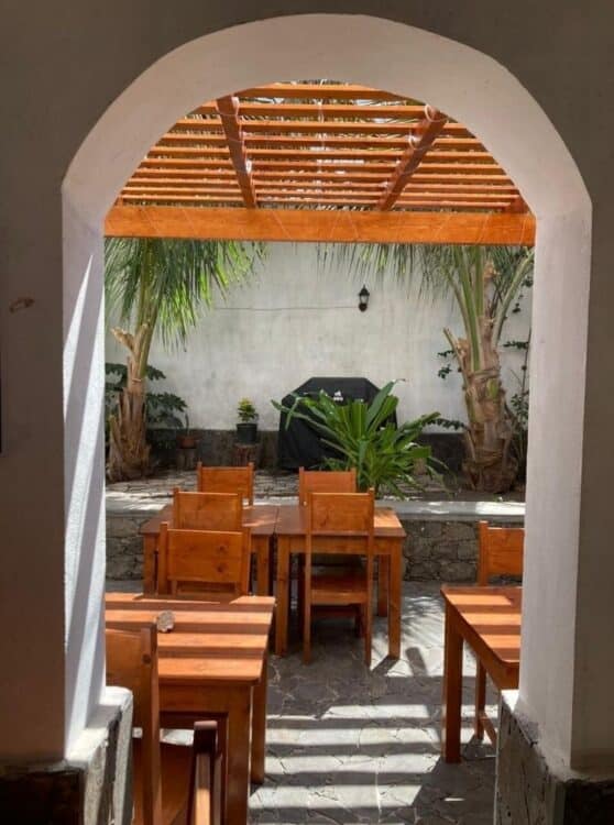 Espace de restauration de la Casa Baobab au Cap-Vert sous pergola.