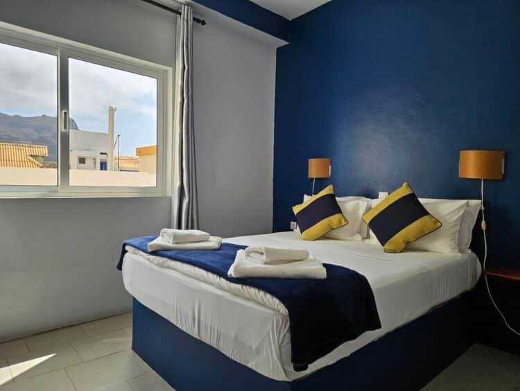 Chambre moderne et lumineuse à la Kasa Tambla au Cap-Vert avec lit double.