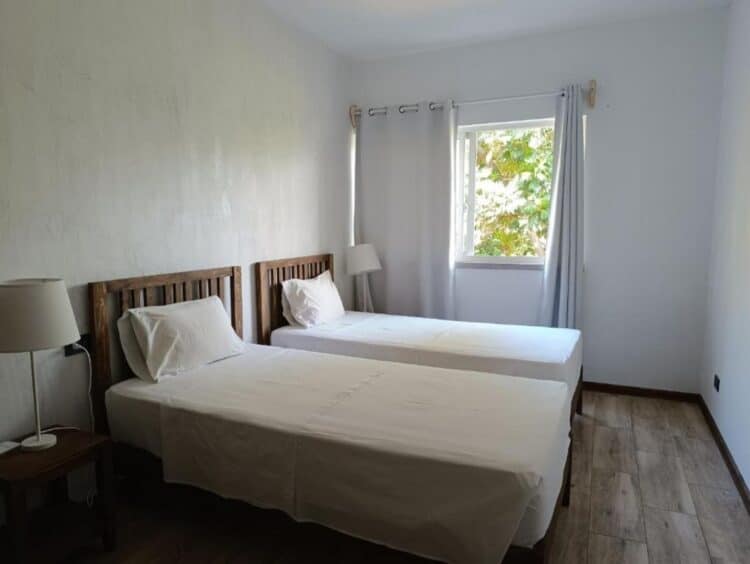 Chambre simple et confortable à l’Oasis Paul au Cap-Vert avec lits jumeaux.