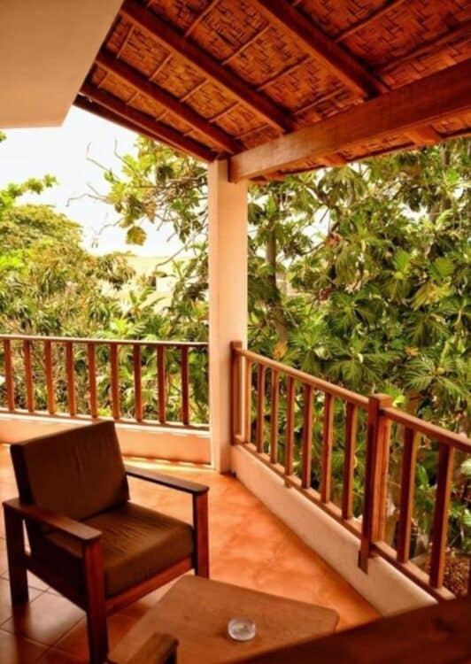 Terrasse ombragée et verdoyante de l’Oasis Paul au Cap-Vert.