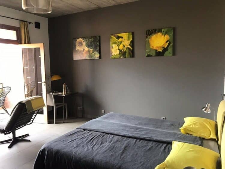 Chambre moderne et élégante à la Quinta Cochete au Cap-Vert avec décoration contemporaine.