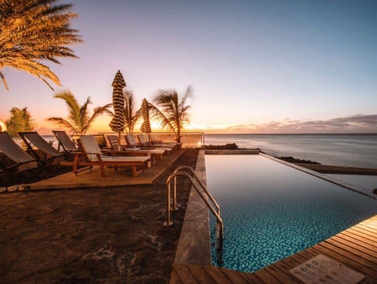 Piscine à débordement du King Fisher Village au Cap-Vert face à l’océan au coucher du soleil.