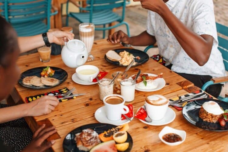 Restaurant du King Fisher Village au Cap-Vert avec table dressée et plats raffinés.