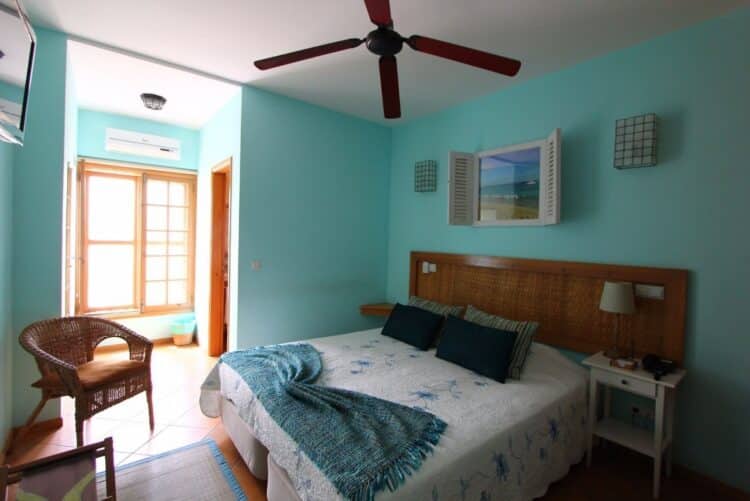 Chambre lumineuse et élégante au Kira’s Boutique Hotel au Cap-Vert aux tons bleu lagon.