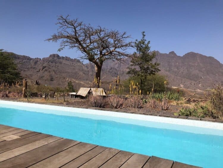 Piscine extérieure de la Quinta Cochete au Cap-Vert avec vue sur les montagnes.
