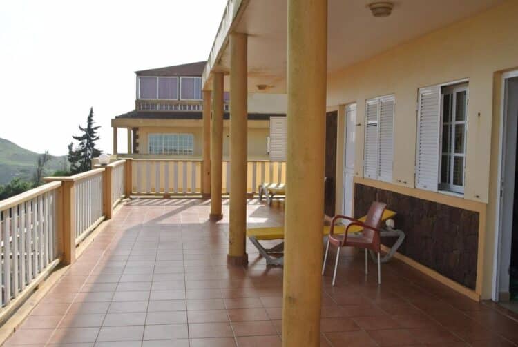 Terrasse panoramique de la Quinta da Montanha au Cap-Vert avec chaises longues.
