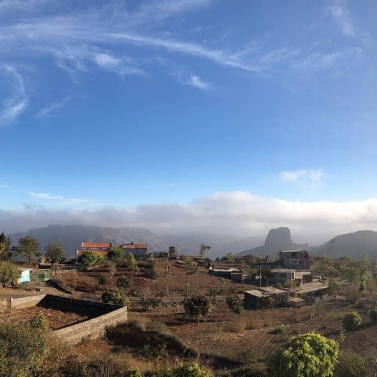 Vue panoramique sur les montagnes du Cap-Vert depuis la Quinta da Montanha.