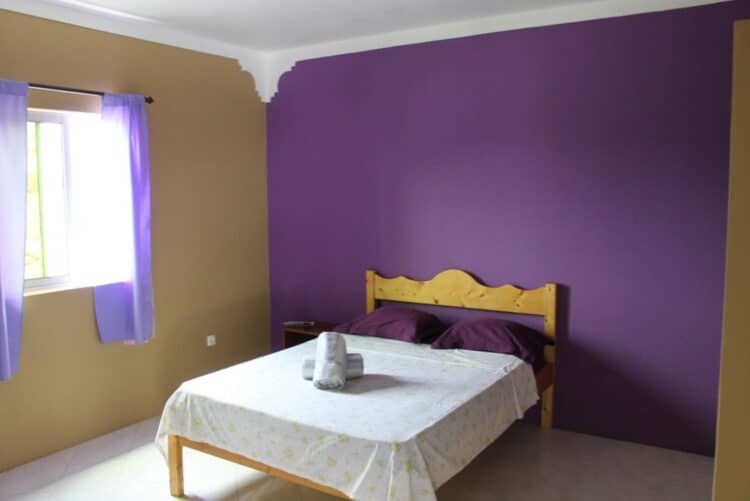 Chambre colorée et lumineuse à la Casa Alcindo et Laetitia au Cap-Vert.