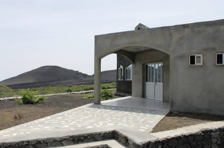 Façade de la Casa Alcindo et Laetitia dans un environnement naturel au Cap-Vert.