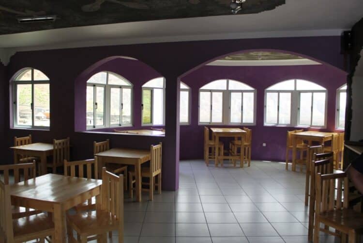 Salle de restauration conviviale à la Casa Alcindo et Laetitia au Cap-Vert.