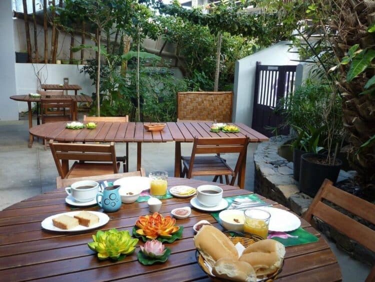 Salle de restauration chaleureuse à la Kasa Tambla au Cap-Vert.