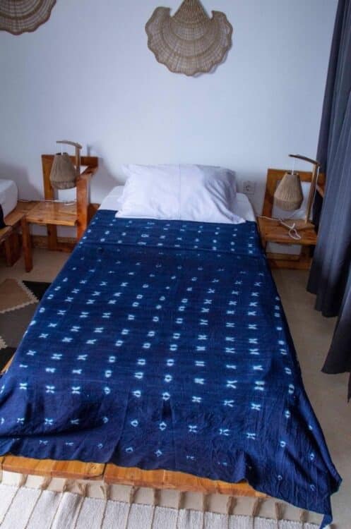 Chambre chaleureuse à Pipi’s Guesthouse au Cap-Vert avec décoration artisanale.