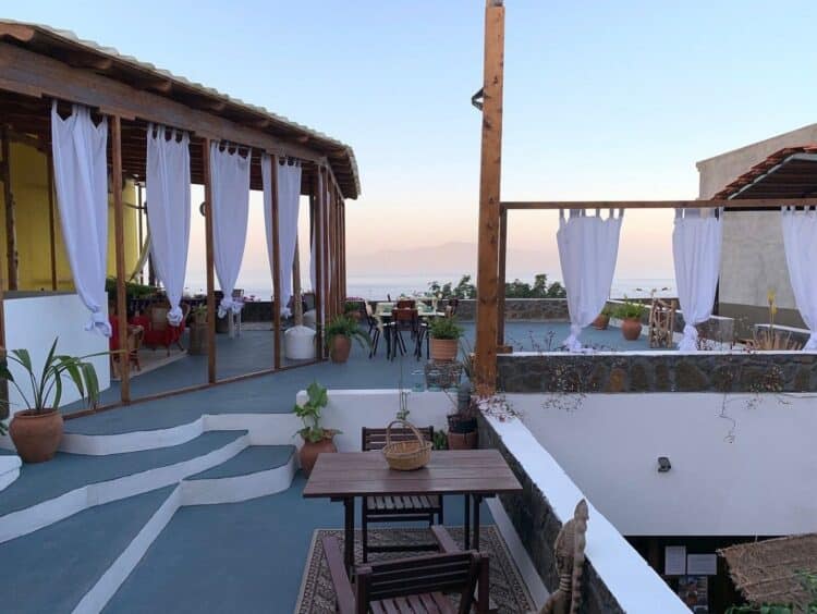 Terrasse et espaces extérieurs de Pipi’s Guesthouse au Cap-Vert.