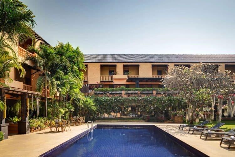 Piscine extérieure de l’hôtel Holiday Garden à Chiang Mai entourée de jardins tropicaux