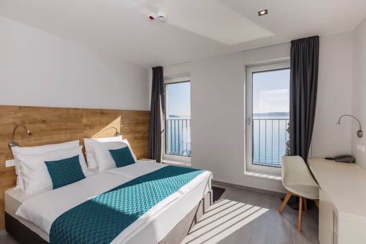 Chambre lumineuse et moderne de l’hôtel Stacija en bord de mer