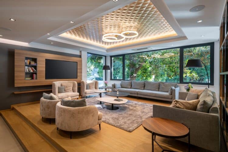 Espace salon contemporain de l’hôtel Ivka avec fauteuils et tables basses