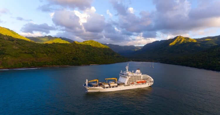 Navire d’expédition naviguant au cœur des îles Marquises en Polynésie française
