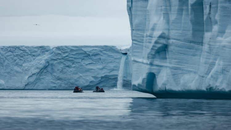 Eau s’écoulant le long d’une paroi de glacier se jetant dans la mer au Groenland.