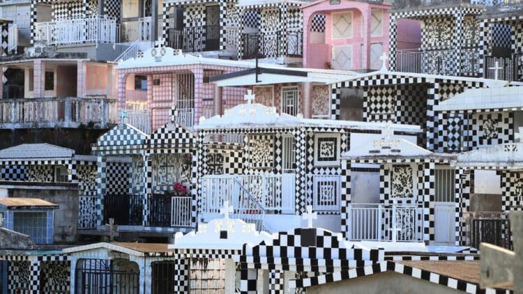 Cimetière de Morne-à-l’Eau en Guadeloupe avec ses tombes en damier noir et blanc typiques de l’architecture créole.