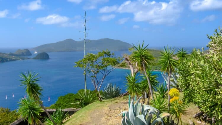 Vue panoramique depuis le fort Napoléon sur les îles des Saintes en Guadeloupe, mer turquoise et reliefs volcaniques en arrière-plan.