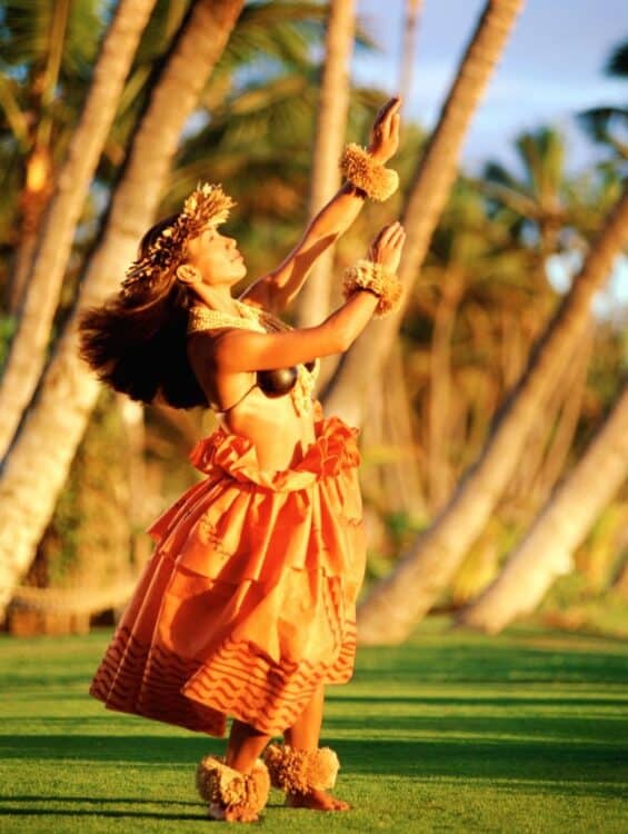 Danseuse exécutant une danse traditionnelle hula dans un décor tropical à Hawaii