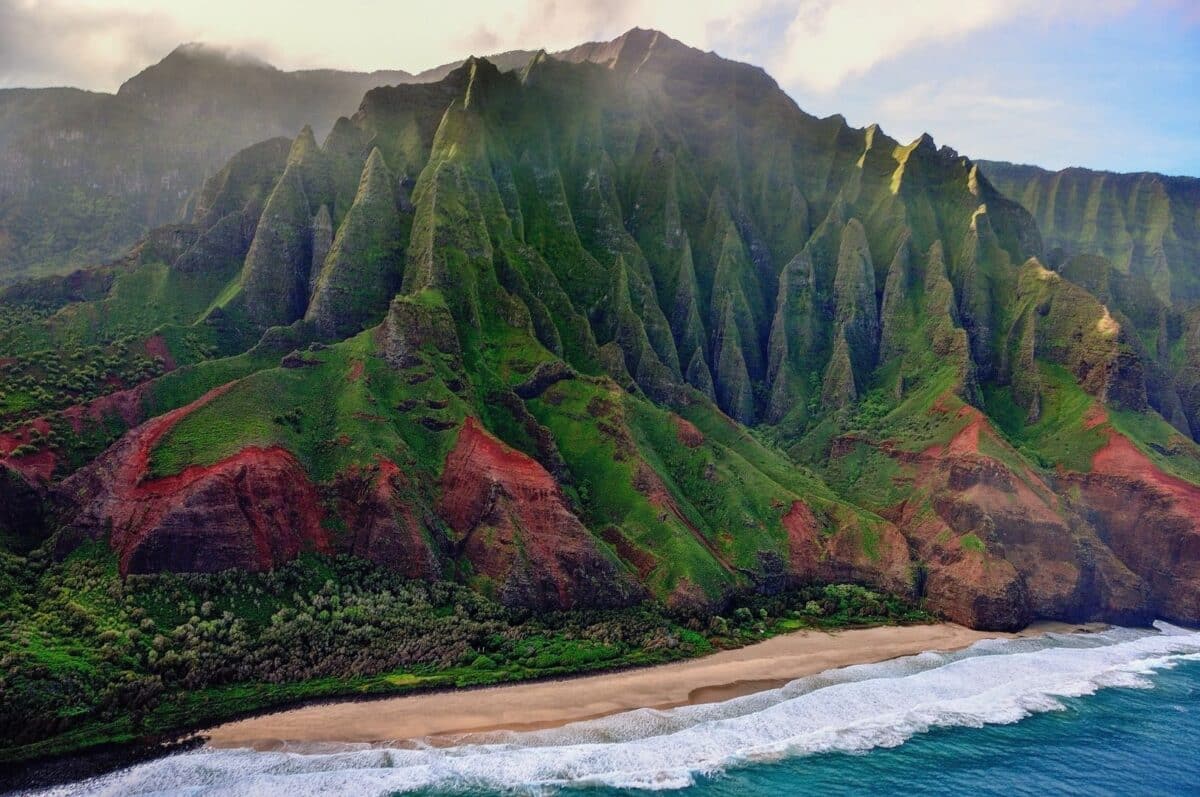 Falaises verdoyantes et plage sauvage sur la côte spectaculaire de Kauai à Hawaii