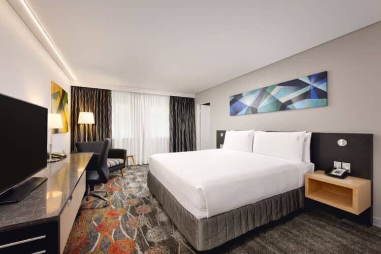 Chambre moderne et lumineuse du Holiday Inn Perth en centre-ville