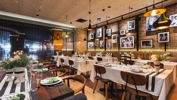 Restaurant du Holiday Inn Perth avec ambiance chaleureuse et design moderne