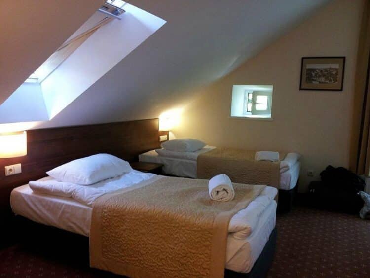 Chambre double simple et fonctionnelle dans un hôtel à Klaipėda