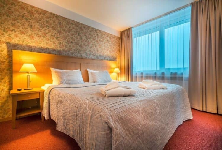 Chambre double confortable dans un hôtel Panorama avec éclairage chaleureux