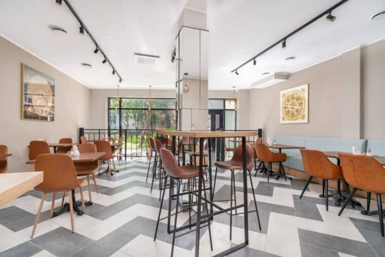 Restaurant moderne et lumineux dans un hôtel à Riga