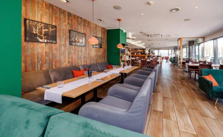 Salle de restaurant contemporaine et lumineuse dans un hôtel à Tallinn