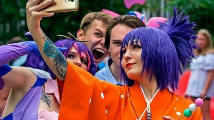 Participants en cosplay inspiré de mangas prenant un selfie lors d’un événement au Japon