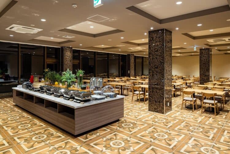 Restaurant du Fuji Kawaguchiko Resort avec tables dressées