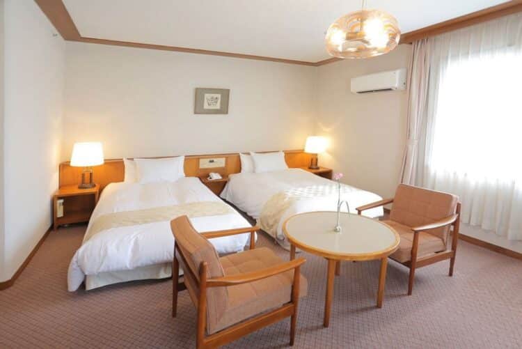 Chambre confortable de l’hôtel Kurashiki Kokusai avec lits jumeaux